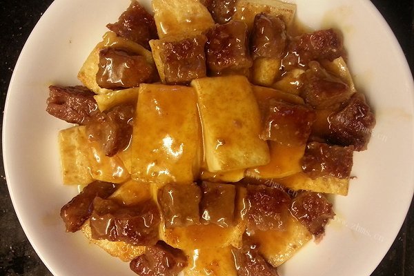 好吃的蒜蓉汁香煎牛肉豆腐