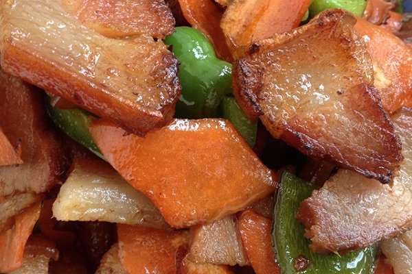 胡萝卜青椒炒熏腊
