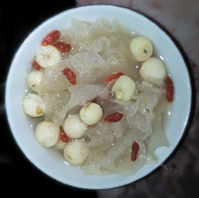 银耳莲子汤