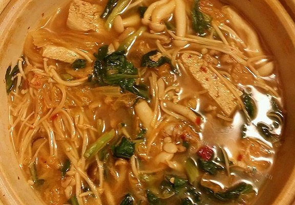 辣白菜五花豆腐汤