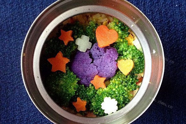 今日便当 - 蛋炒饭和蔬菜花环