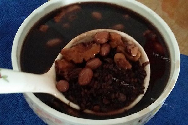 黑豆黑米黑糯米黑芝麻核桃花生薏米粥