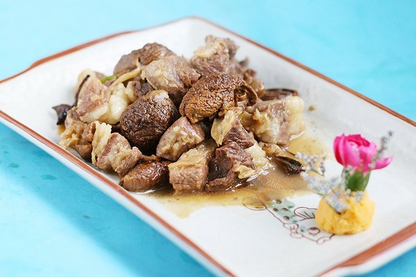 松茸菌烧牛腩