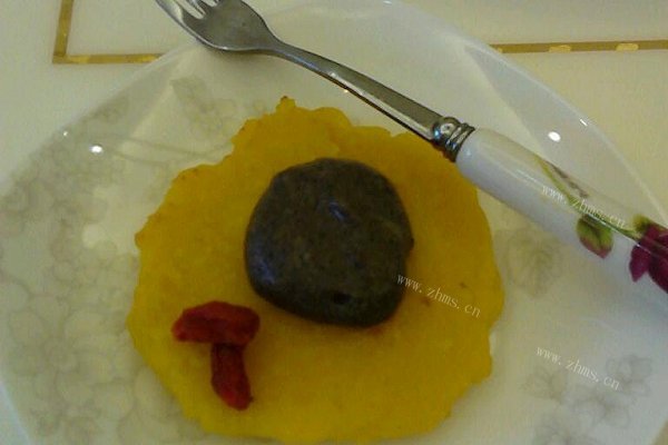 玲珑玉米饼配黑豆黑芝麻黑米糊外加枸杞