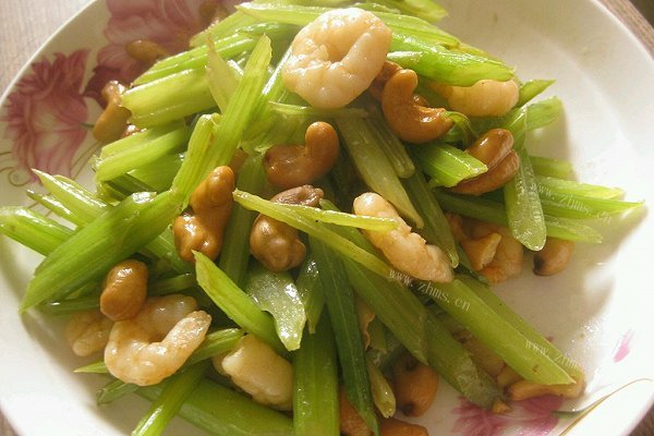 家常西芹虾仁腰果