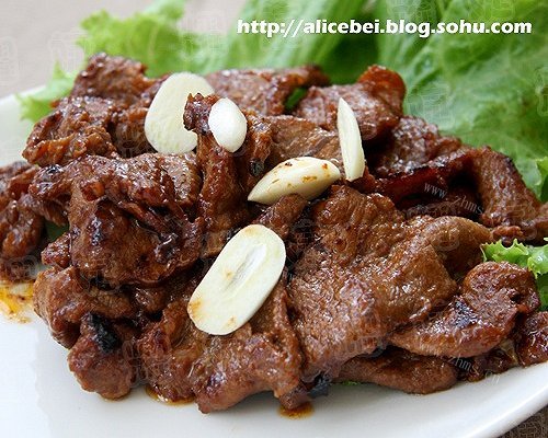 就着大蒜吃-烤牛肉