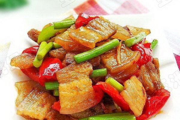 蒜苔香辣回锅肉