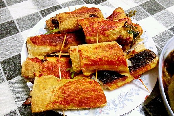 自制烤豆腐卷，烧烤在家自己做！