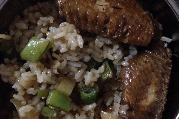 美味豆角土豆加鸡翅闷米饭