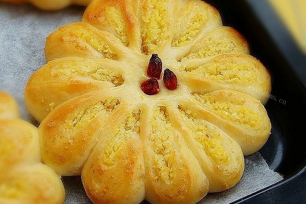 椰蓉花形面包