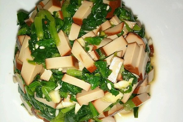 鸡蛋干拌菠菜