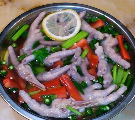 家常芹菜胡萝卜泡椒凤爪