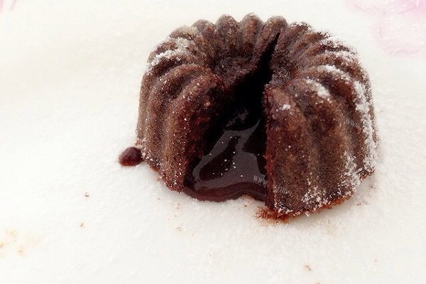 自制巧克力熔岩蛋糕