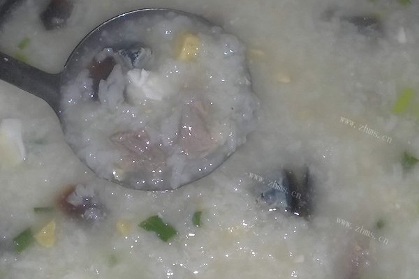 咸蛋皮蛋瘦肉粥