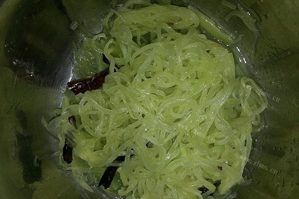 凉拌笋丝