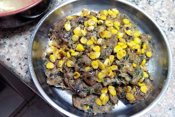姜粒暖胃韭菜肉饼