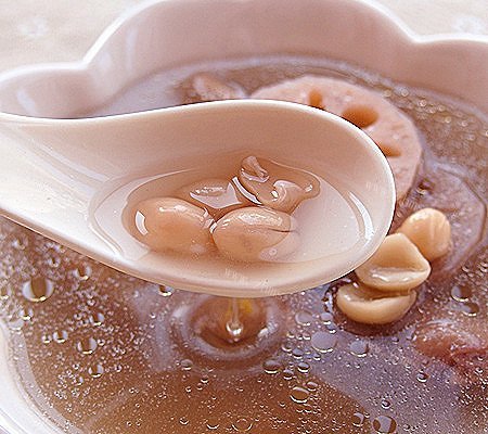 家常莲藕花生煲凤爪汤