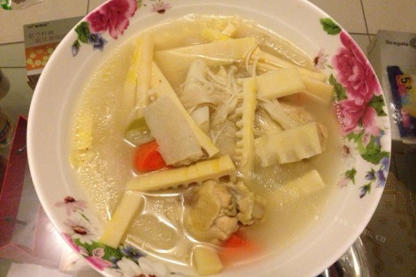 竹笋竹荪滋补鸡汤