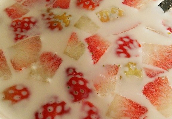 懒人菜谱：草莓牛奶