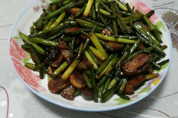 腊肉炒蒜薹