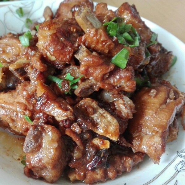 色泽鲜亮的红烧排骨