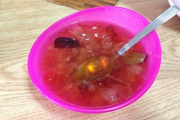 桃胶炖皂角米 让你面若桃花