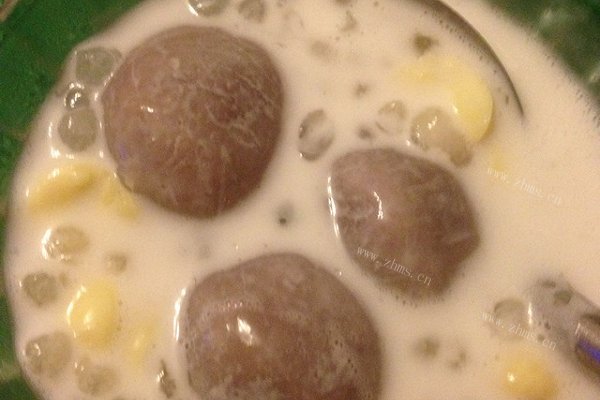 椰汁莲子汤圆西米露