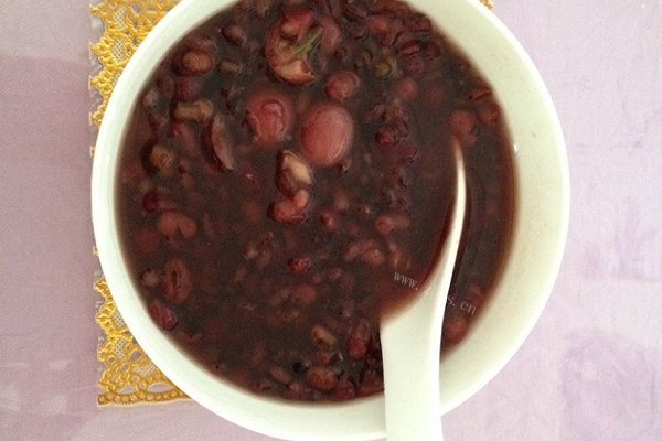 红豆黑米莲子粥