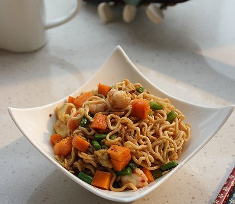 虾仁胡萝卜炒面