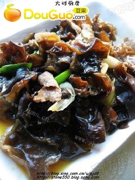 家常葱烧木耳炒肉