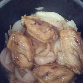 电饭煲焖洋葱鸡翅