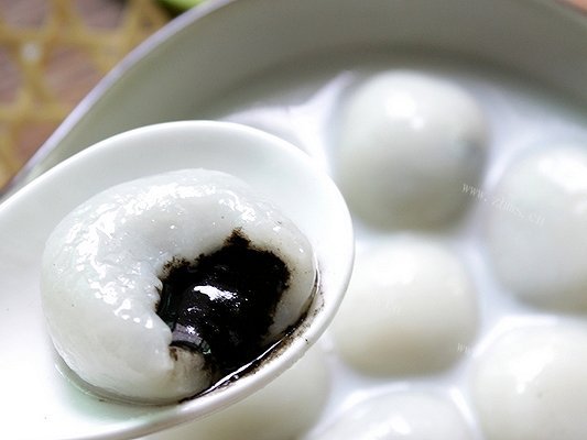 美味黑芝麻流沙汤圆