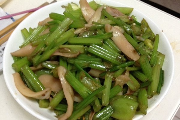 芹菜炒鱿鱼仔