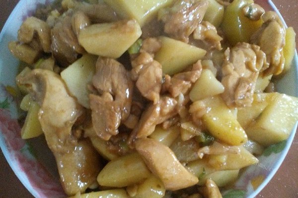 家常土豆块炖鸡腿