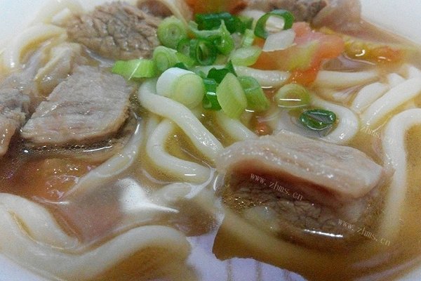 美味的西红柿牛肉面