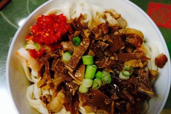 家常肉丁笋拌面