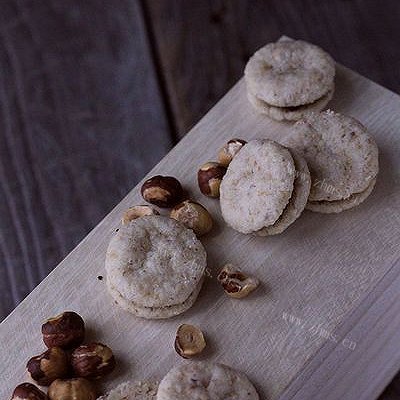 自制榛仁米粉酥饼