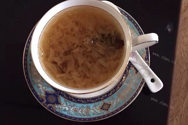 家常版银耳莲子羹