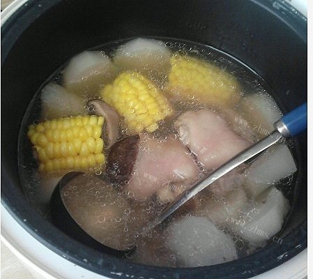 美味玉米炖猪蹄