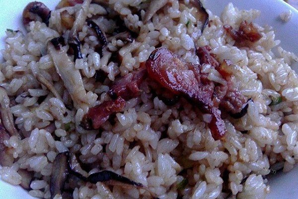 美味香菇腊肠干拌饭