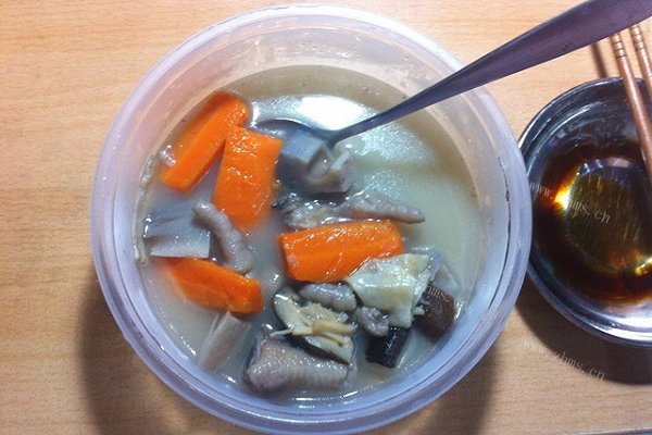 莲藕鱼胶炖鸡脚