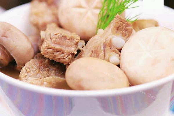 白蘑菇炖排骨汤