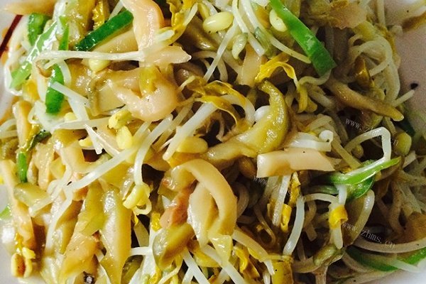 自种绿豆芽炒青椒榨菜