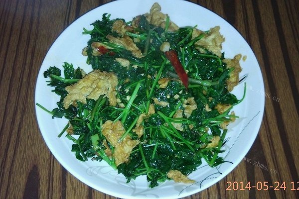 家常野芹菜炒鸡蛋