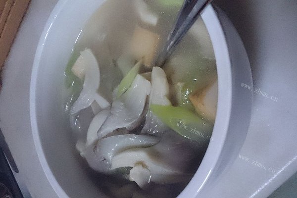 美味平菇鱼豆腐汤