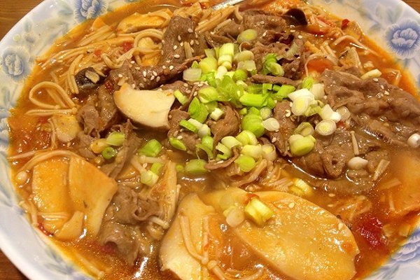 家常双菇酸汤肥牛