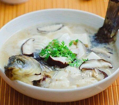 家庭版香菇豆腐鲫鱼汤