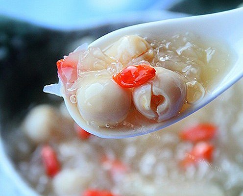 秋梨银耳莲子羹