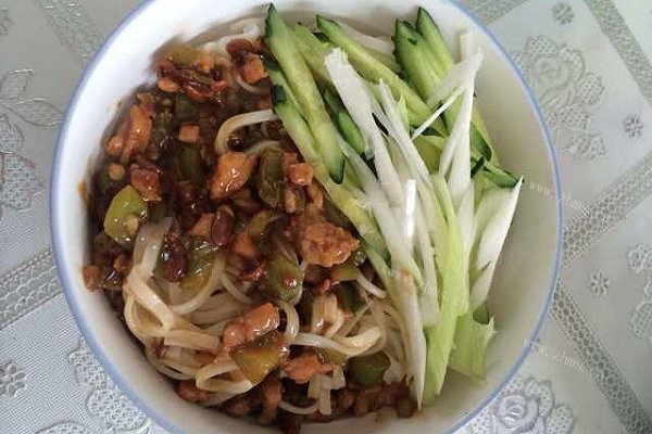 辣爽肉丁炸酱面