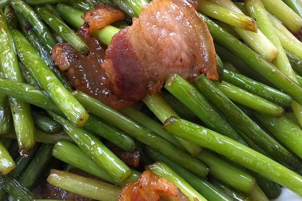 家常腊肉炒蒜薹